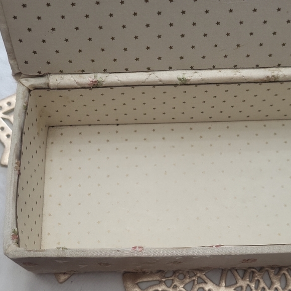 Vintage Embroidered Glove Box – Floral Threadwork – Satin or Silk Exterior - Picture 5 of 9